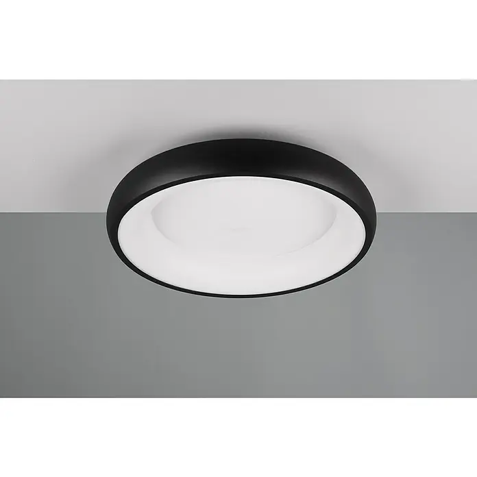 Trio Leuchten LED-Deckenleuchte rund Cardona - 29 W, Ø x H: 46,5 x 10 cm, Schwarz matt, Warmweiß - Nahaufnahme einer runden Deckenleuchte mit schwarzem Rand und weißem Diffusor, die ein modernes und elegantes Design zeigt.
