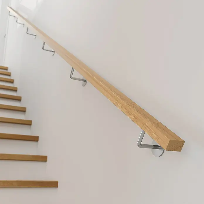 Dolle Handlauf PS 3/R - Eiche Natur, Lackiert, Rechteckig, Länge: 200 cm - Holzgeländer mit Metallhalterungen an einer weißen Wand, Teil einer modernen Treppe.