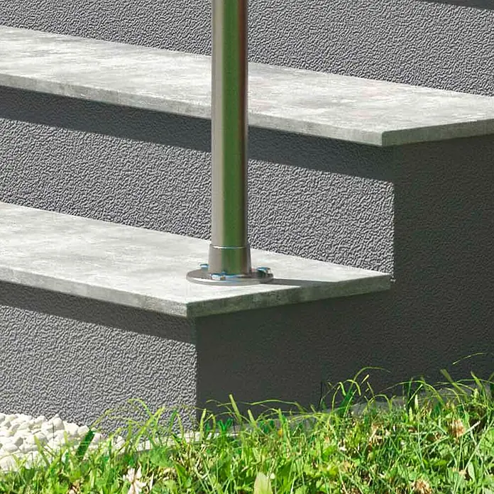 Dolle Geländer-Set PS 510 - Oberbodenmontage, Edelstahl V2A, Länge: 150 cm - Eine Nahaufnahme von Außentreppen aus Beton mit einem robusten Metallgeländer, umgeben von üppigem Grün. Das Treppendesign bietet sicheren Halt.