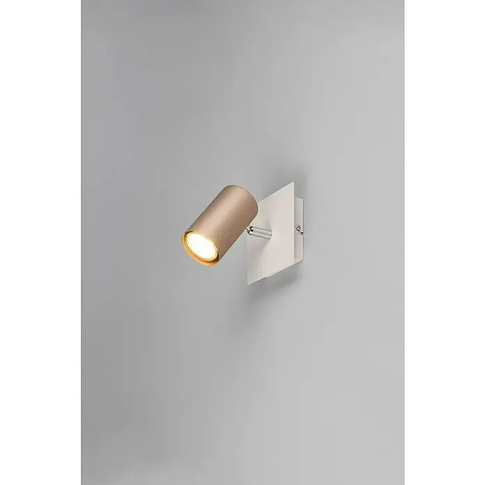 Trio Leuchten Marley Wandstrahler - 25 W, L x B x H: 12 x 12 x 15 cm, Coffee, GU10 - Moderne Wandleuchte mit einem zylinderförmigen, goldfarbenen Lampenkopf und einer quadratischen, weißen Montageplatte an einer grauen Wand.