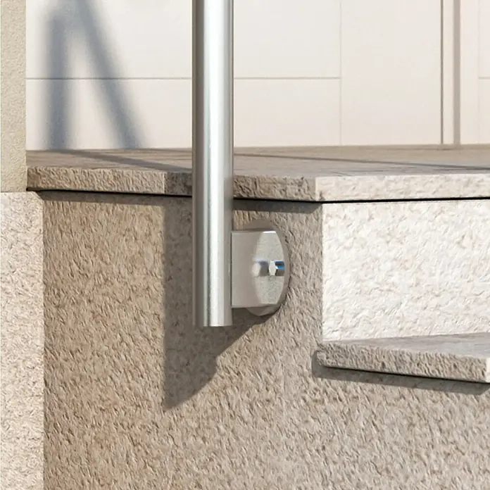 Dolle Geländer-Set PS 513 - Seitenmontage, Edelstahl V2A, Länge: 150 cm - Detailaufnahme eines Geländerpfostens aus Edelstahl, der an einer Steintreppe befestigt ist. Silberner Pfosten mit Halterung für sicheren Halt.