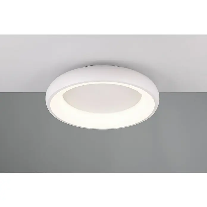 Trio Leuchten LED-Deckenleuchte rund Cardona - 29 W, Ø x H: 46,5 x 10 cm, Weiß matt, Warmweiß - Nahaufnahme einer runden, weißen Deckenleuchte mit integriertem, warmweißem Licht, die eine elegante Atmosphäre im Raum schafft.