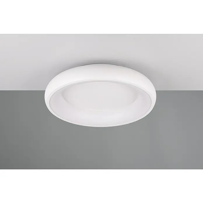 Trio Leuchten LED-Deckenleuchte rund Cardona - 29 W, Ø x H: 46,5 x 10 cm, Weiß matt, Warmweiß - Nahaufnahme einer runden, weißen Deckenleuchte, die an einer hellgrauen Decke montiert ist. Das Lichtdesign ist schlicht und modern.