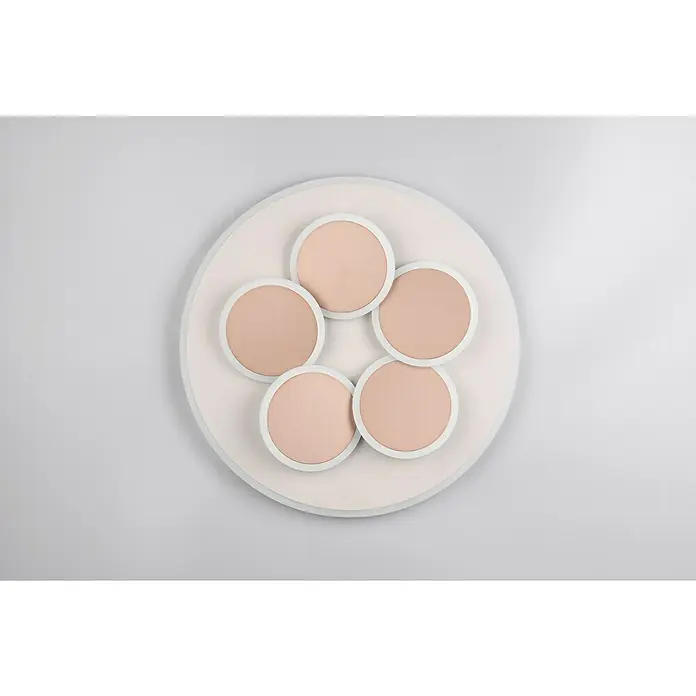 Trio Leuchten LED-Deckenleuchte rund - 35 W, Ø x H: 49 x 7,5 cm, Warm grey, Warmweiß - Nahaufnahme von fünf Make-up-Puderdosen auf einem runden, weißen Podest, die eine gleichmäßige, getönte Textur und sanfte Farbtöne zeigen.