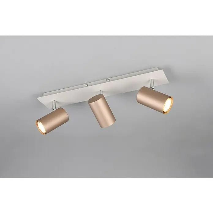 Trio Leuchten Marley Deckenstrahler - 35 W, L x B x H: 9 x 48 x 15 cm, Coffee, GU10 - Nahaufnahme einer modernen Deckenleuchte mit drei zylindrischen Strahlern in Goldoptik auf einer weißen Montageplatte.