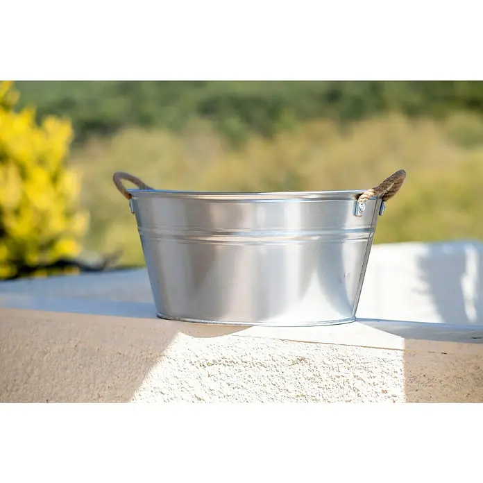 Tina de zinc Erik - Metal, L x An x Al: 54 x 42 x 25 cm - Primer plano de una tina de zinc plateada con asas de cuerda sobre una superficie blanca, ideal para jardinería o decoración.