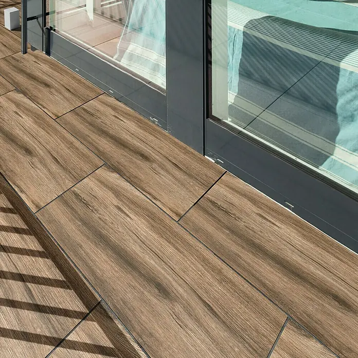 Terrassenfliese Strobus - 40 x 120 x 2 cm, Ebony/Braun, Matt - Ein wunderschöner Holzboden aus Fliesen, der sich ideal für den Außenbereich eignet, mit angrenzenden Terrassentüren und Schattenwurf.