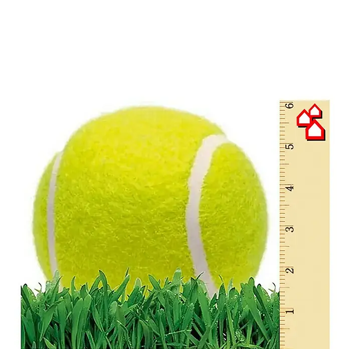 Césped artificial Bahia - 10 x 2 m, Altura del pelo: 18 mm, 26.250 puntadas/m² - Primer plano de una pelota de tenis en el césped, junto a una cinta métrica. Perfecto para deportes y recreación.