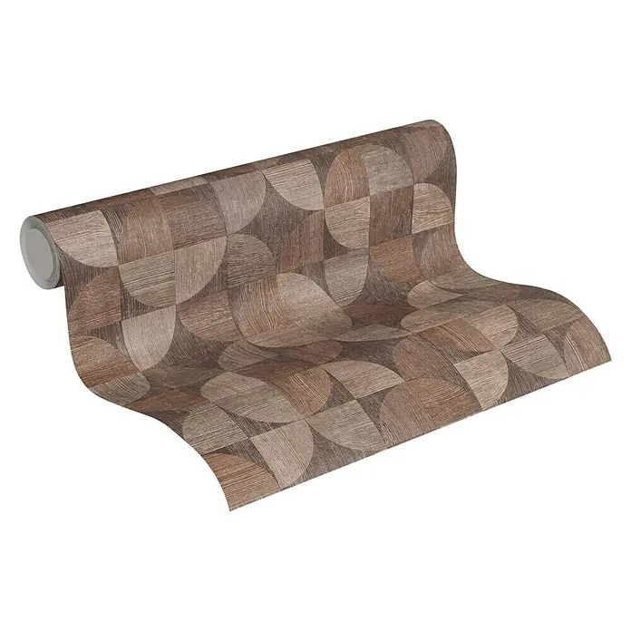 A.S. Création Metropolitan Stories Vliestapete Holzdesign - Dunkelbraun, Holzoptik, 10,05 x 0,53 m - Eine Rolle mit einem geometrischen Tapetenmuster in verschiedenen Braun- und Beigetönen, die eine moderne und stilvolle Wanddekoration ermöglicht.