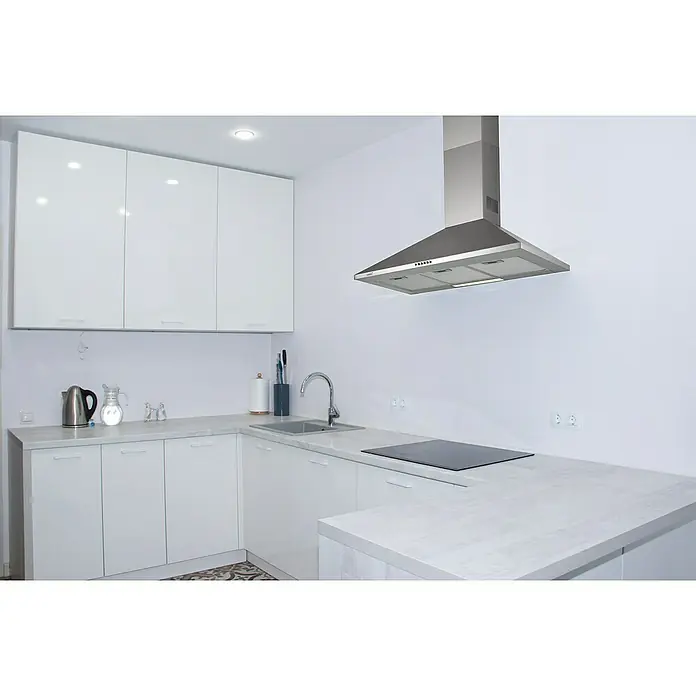 Cata Campana de pared V-900 X - Ancho: 89,8 cm, Máx. Potencia del ventilador en modo extracción: 420 m³/h, Inox - Cocina luminosa con armarios blancos, una campana extractora de acero inoxidable y una encimera moderna, que muestra un diseño elegante y minimalista.
