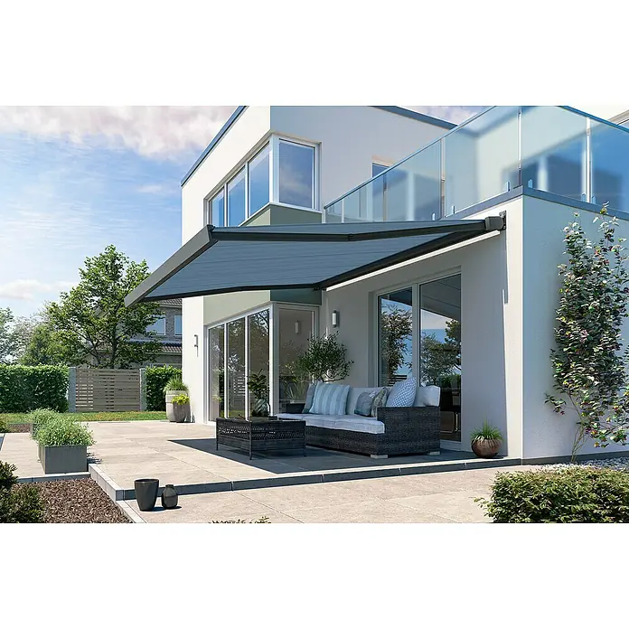 Solid Elements Vollkassettenmarkise Solid-X-Compact 320916 - Blau/Schwarz, Farbe Gestell: Anthrazitgrau, Breite: 2 m, Ausfall: 1,5 m - Eine elegante, ausfahrbare Markise spendet Schatten über einer stilvollen Terrasse mit Rattanmöbeln und bietet Schutz vor der Sonne.