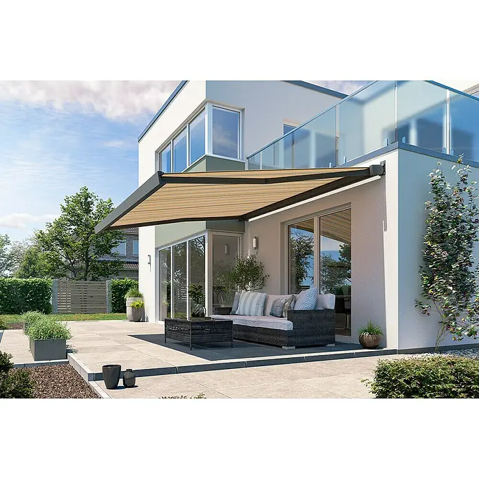 Solid Elements Vollkassettenmarkise Solid-X-Compact 6292 - Gelb/Grau, Farbe Gestell: Anthrazitgrau, Breite: 6 m, Ausfall: 3 m - Moderne Terrassenüberdachung mit gestreiftem Stoff bietet Schatten über einer stilvollen Lounge-Garnitur, ideal für entspannte Stunden im Freien.