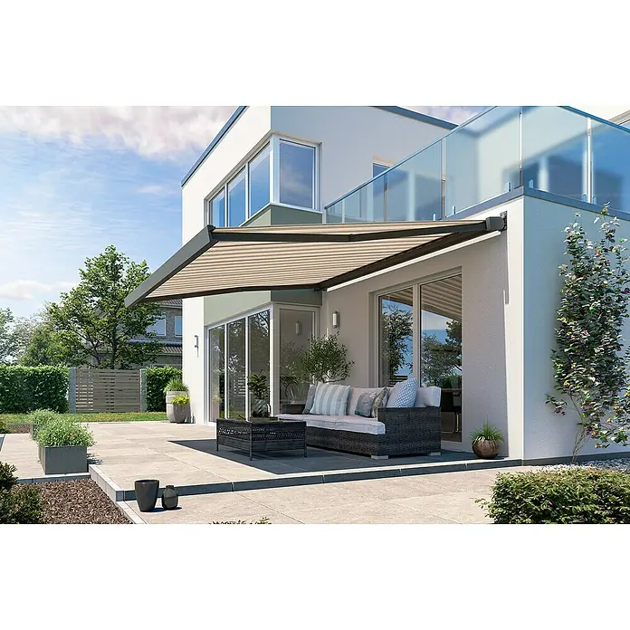 Solid Elements Vollkassettenmarkise Solid-X-Compact 6171 - Braun/Beige, Farbe Gestell: Anthrazitgrau, Breite: 4 m, Ausfall: 2 m - Eine Terrassenüberdachung mit grau-beige gestreiften Stoff sorgt für Schatten auf der Terrasse mit Sitzgruppe und Pflanzen.