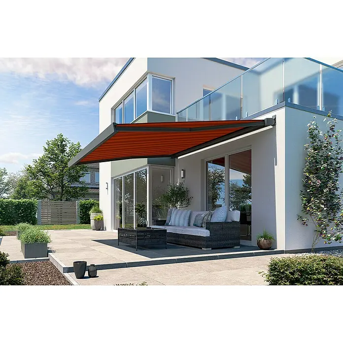 Solid Elements Vollkassettenmarkise Solid-X-Compact D035 - Rot/Bordeaux, Farbe Gestell: Anthrazitgrau, Breite: 4 m, Ausfall: 3 m - Eine Terrassenüberdachung in Orange, die einen schattigen Platz auf einer Terrasse mit Möbeln vor einem modernen Haus bietet.
