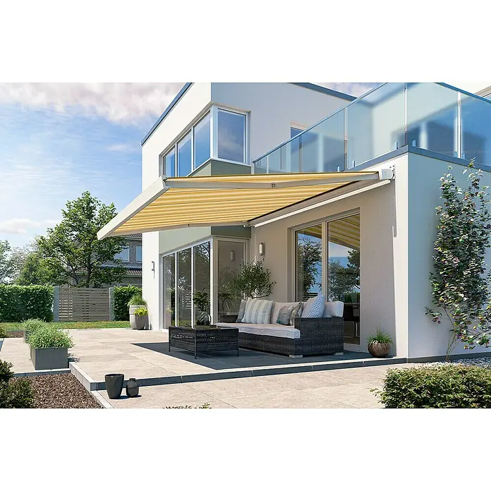 Solid Elements Vollkassettenmarkise Solid-X-Compact 30A774 - Gelb/Grau, Farbe Gestell: Reinweiß, Breite: 3,5 m, Ausfall: 1,5 m - Außenaufnahme einer eleganten Terrassenüberdachung mit gelb-weiß gestreiftem Stoff, die stilvollen Schatten auf Sitzmöbel wirft und zum Verweilen einlädt.