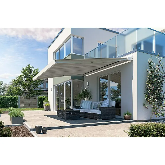 Solid Elements Vollkassettenmarkise Solid-X-Compact A131 - Grau/Weiß, Farbe Gestell: Reinweiß, Breite: 2,5 m, Ausfall: 1,5 m - Eine moderne Terrassenüberdachung bietet Schatten über einer stilvollen Sitzgruppe im Freien. Ideal für entspannte Stunden im Garten.