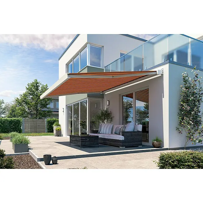 Solid Elements Vollkassettenmarkise Solid-X-Compact 744 - Orange/Braun, Farbe Gestell: Reinweiß, Breite: 2 m, Ausfall: 1,5 m - Eine moderne Terrasse mit einer stilvollen Markise, die Schatten spendet und das Outdoor-Erlebnis verbessert.