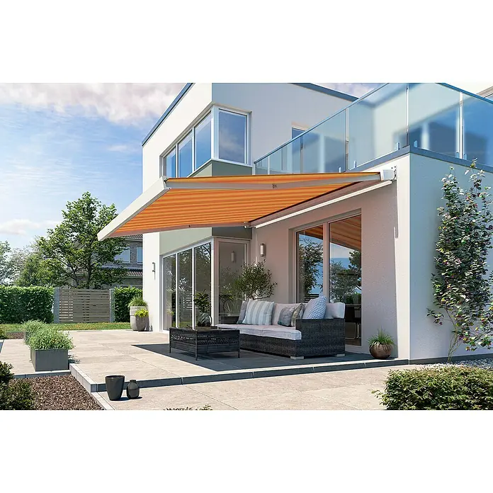 Solid Elements Vollkassettenmarkise Solid-X-Compact 320180 - Gelb/Orange, Farbe Gestell: Reinweiß, Breite: 5,5 m, Ausfall: 2,5 m - Ein modernes Haus mit einer stilvollen Markise, die Schatten spendet und das Außendesign ergänzt. Perfekt für entspannte Stunden im Freien.