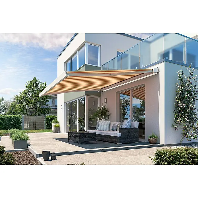 Solid Elements Vollkassettenmarkise Solid-X-Compact 8430 - Beige/Rot, Farbe Gestell: Reinweiß, Breite: 6 m, Ausfall: 2,5 m - Die Markise spendet Schatten über der Terrasse mit gemütlicher Sitzecke. Das moderne Haus hat einen Balkon mit Glasgeländer.