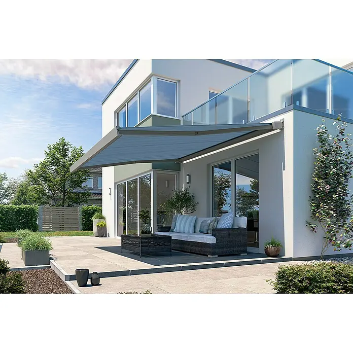 Solid Elements Vollkassettenmarkise Solid-X-Compact 320916 - Blau/Schwarz, Farbe Gestell: Graualuminium, Breite: 2,5 m, Ausfall: 2 m - Bild einer blauen Gelenkarmmarkise zur Beschattung einer Terrasse mit Gartenmöbeln und Hausfassade im Hintergrund.