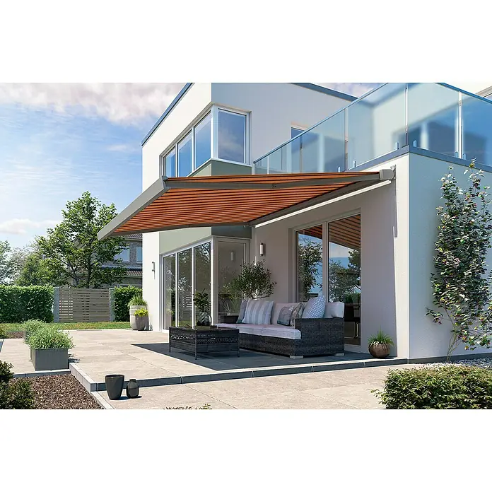 Solid Elements Vollkassettenmarkise Solid-X-Compact 744 - Orange/Braun, Farbe Gestell: Graualuminium, Breite: 5 m, Ausfall: 1,5 m - Diese Aufnahme zeigt eine moderne Terrassenüberdachung mit horizontalen Streifen, die Schatten spendet und den Außenbereich aufwertet.