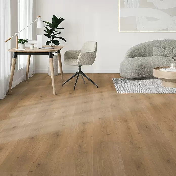 Parador Laminat Basic 600 - Eiche Horizont Natur, Landhausdiele, 1.285 x 243 x 8 mm - Natürlicher Holzplankenboden in einem modernen Wohnraum mit hellen Möbeln.