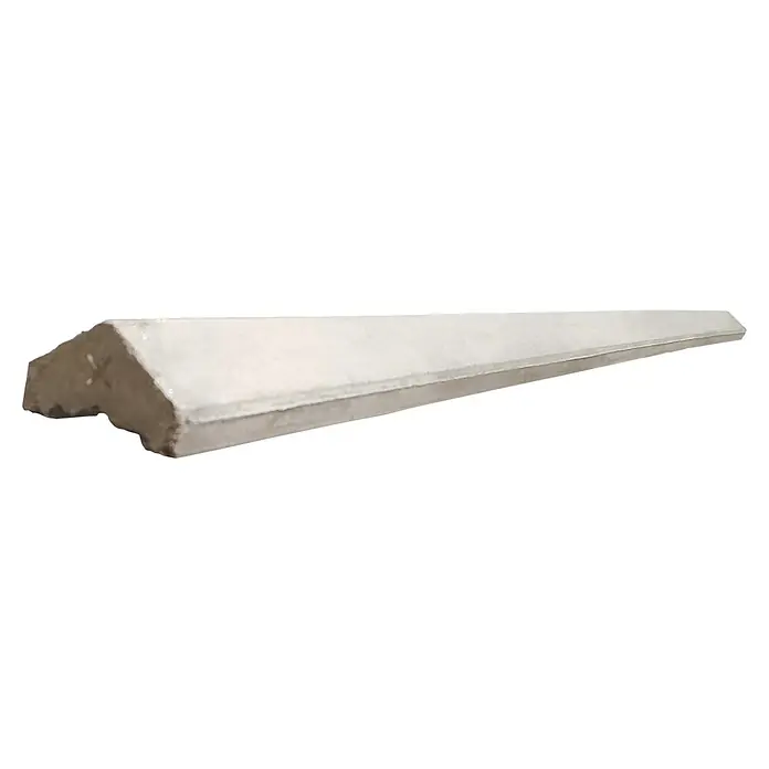 Beckers Betonzaun Zaunabschlussleiste Klassik Diamant - L x B x H: 180 x 8 x 4,4 cm - Nahaufnahme einer langen, weißen Styroporleiste, ideal für Dekorations- und Bauprojekte. Die Leiste ist perfekt für den Innenbereich.