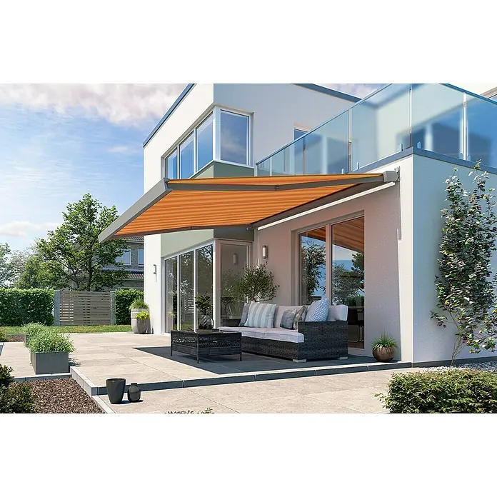 Solid Elements Vollkassettenmarkise Solid-X-Compact 320180 - Gelb/Orange, Farbe Gestell: Graualuminium, Breite: 2,5 m, Ausfall: 2 m - Terrasse mit einer eleganten Gelenkarmmarkise in Orange, die Schatten spendet und das moderne Design des Hauses ergänzt.