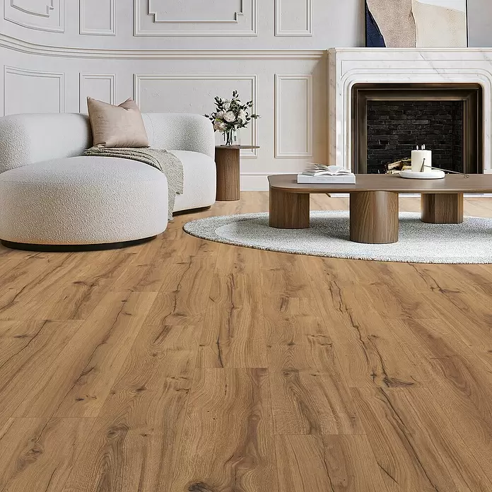 Parador Laminat Basic 400 - Eiche History, Landhausdiele, 1.285 x 194 x 8 mm - Hellbrauner Laminatboden in Holzoptik mit ausgeprägter dunkler Maserung, in einem gemütlichen Wohnzimmer verlegt.