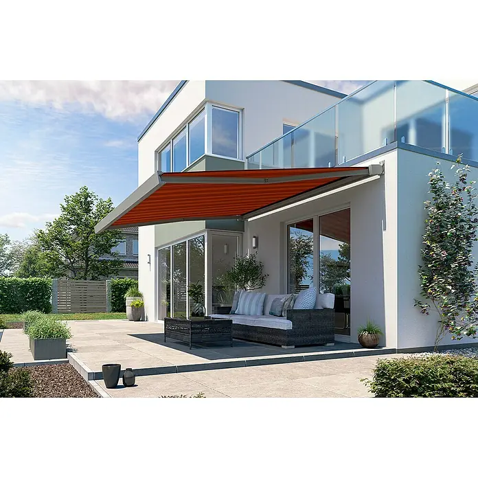 Solid Elements Vollkassettenmarkise Solid-X-Compact D035 - Rot/Bordeaux, Farbe Gestell: Graualuminium, Breite: 5 m, Ausfall: 3 m - Eine Terrassenüberdachung mit einem orangefarbenen Stoffdach schützt eine moderne Sitzecke im Freien vor der Sonne.