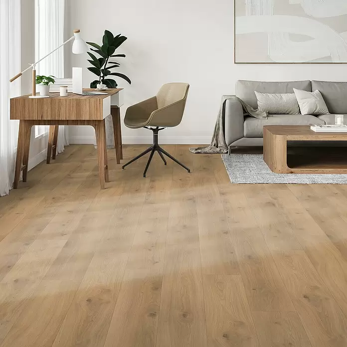 Parador Laminat Basic 400 - Eiche Horizont Natur, Landhausdiele, 1.285 x 194 x 8 mm - Hellbrauner Holzplankenboden in einem modernen Wohnbereich, der eine warme und natürliche Basis für den Raum bildet.
