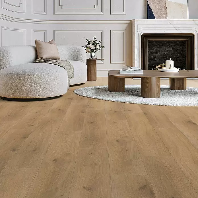 Parador Laminat Basic 400 - Eiche Horizont Natur, Landhausdiele, 1.285 x 194 x 8 mm - Helles, naturbelassenes Holzparkett in einem modernen Wohnzimmer, das das zeitgenössische Dekor ergänzt.