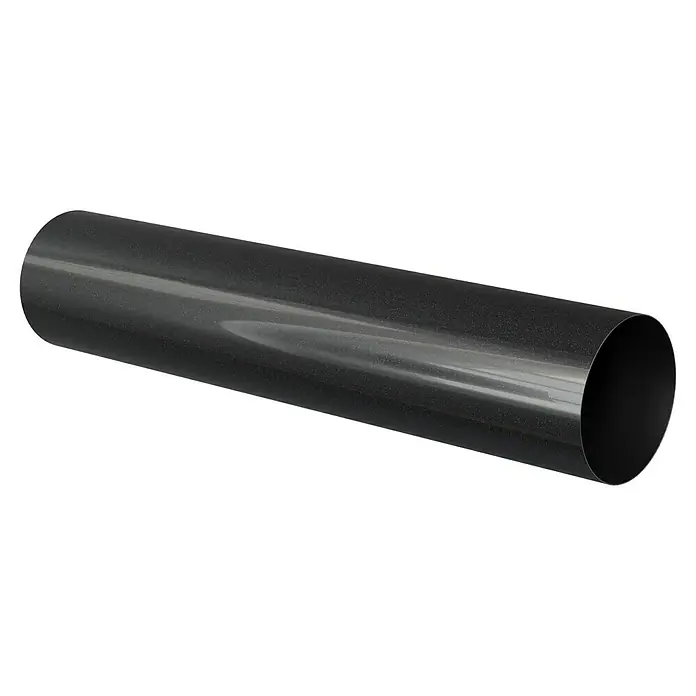 Marley Fallrohr - Nennweite: 105 mm, Länge: 100 cm, Anthrazit-Metallic - Aufnahme eines glänzenden, schwarzen Kunststoffrohrs vor einem schwarzen Hintergrund, das sich ideal für verschiedene Bauprojekte eignet.