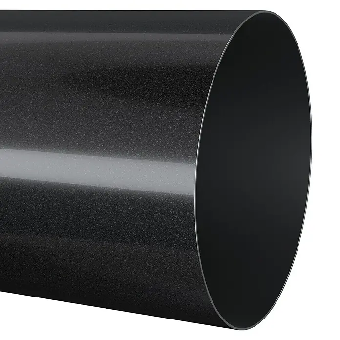 Marley Fallrohr - Nennweite: 105 mm, Länge: 100 cm, Anthrazit-Metallic - Nahaufnahme einer schwarzen, glänzenden PVC-Folie, die sich ideal für hochwertige Beschichtungen und stilvolle Designs eignet.