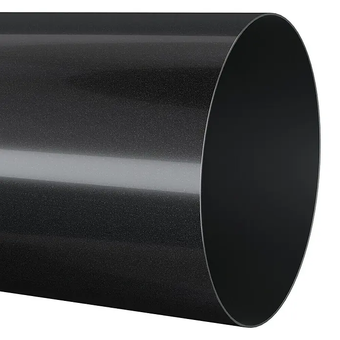 Marley Fallrohr - Nennweite: 105 mm, Länge: 250 cm, Anthrazit-Metallic - Nahaufnahme eines schwarzen, glänzenden Rohres. Das Rohr reflektiert Licht und hat eine glatte Oberfläche.