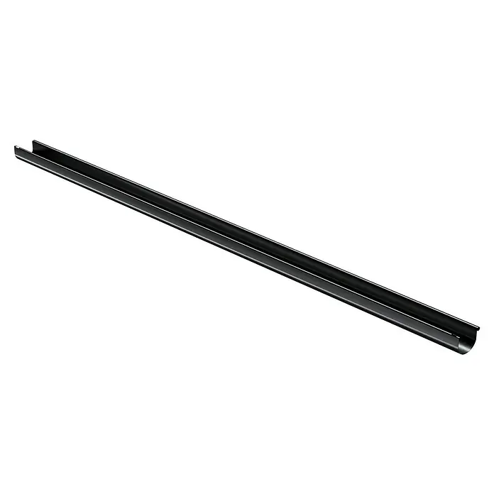 Marley Dachrinne - Nennweite: 100 mm, Länge: 300 cm, Kunststoff, Anthrazit-Metallic - Nahaufnahme einer länglichen, schwarzen U-förmigen Metallschiene, die sich diagonal über einen schwarzen Hintergrund erstreckt.