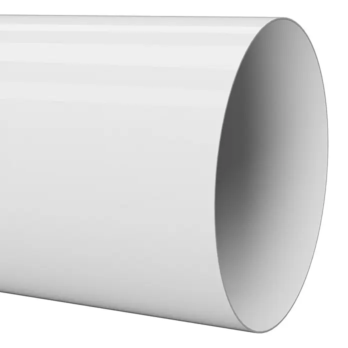 Marley Fallrohr - Nennweite: 75 mm, Länge: 250 cm, Kunststoff, Weiß - Nahaufnahme eines glänzenden weißen PVC-Rohrs, das in einem Winkel aufgenommen wurde, wobei das Innere des Rohrs deutlich sichtbar ist.