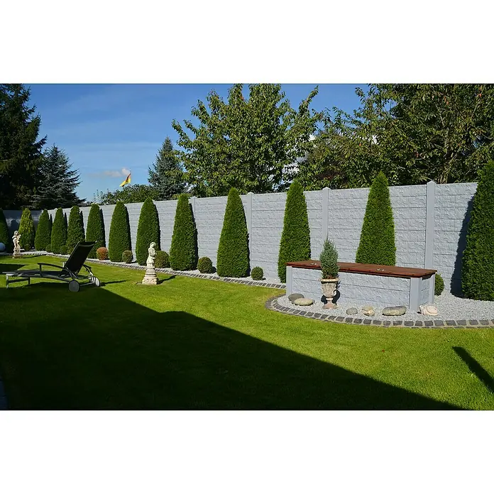 Beckers Betonzaun Zaunelement Standard Casa Borsika - 200 x 38,5 cm, Beton, Betongrau - Ein gepflegter Garten mit einem grauen Betonzaun, kegelförmigen Bäumen und dekorativen Elementen schafft eine ruhige, stilvolle Atmosphäre.
