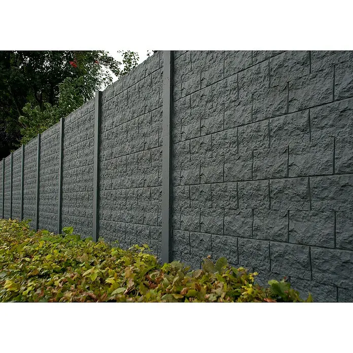 Beckers Betonzaun Zaunelement Standard Casa Borsika - 200 x 38,5 cm, Beton, Betongrau - Eine lange graue Steinmauer mit sichtbaren Fugen und stützenden grauen Pfosten, die sich über die gesamte Bildbreite erstreckt.