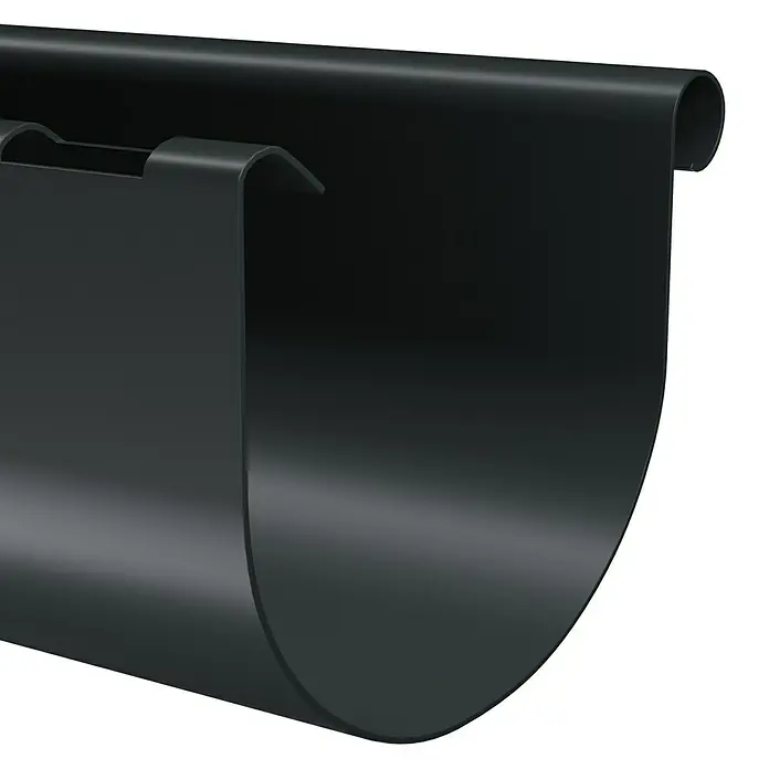 Marley Dachrinne - Nennweite: 125 mm, Länge: 100 cm, Kunststoff, Anthrazit - Nahaufnahme einer schwarzen Dachrinne, die ein effizientes Ableiten von Regenwasser vom Dach ermöglicht.