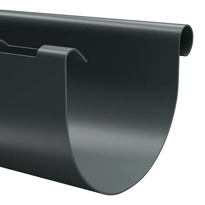 Marley Dachrinne - Nennweite: 100 mm, Länge: 100 cm, Kunststoff, Anthrazit - Nahaufnahme einer dunklen Dachrinne mit Halterung vor schwarzem Hintergrund.