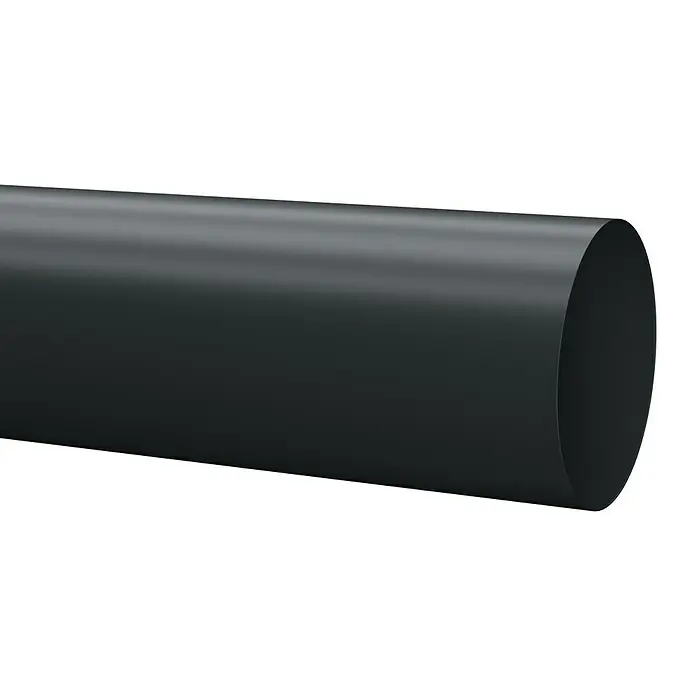 Marley Fallrohr - Nennweite: 53 mm, Länge: 200 cm, Kunststoff, Anthrazit - Nahaufnahme eines glatten, schwarzen Kunststoffrohrs auf schwarzem Hintergrund, das für Sanitär- oder Bauprojekte verwendet wird.