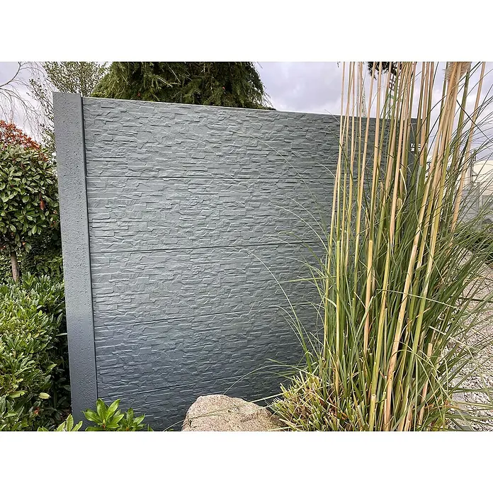 Beckers Betonzaun Zaunelement Standard Rockstone Motiv - 200 x 38,5 cm, Beton, Betongrau - Das Bild zeigt eine moderne, graue Steingartenmauer, die sich ideal für die Gartengestaltung eignet und Privatsphäre bietet.