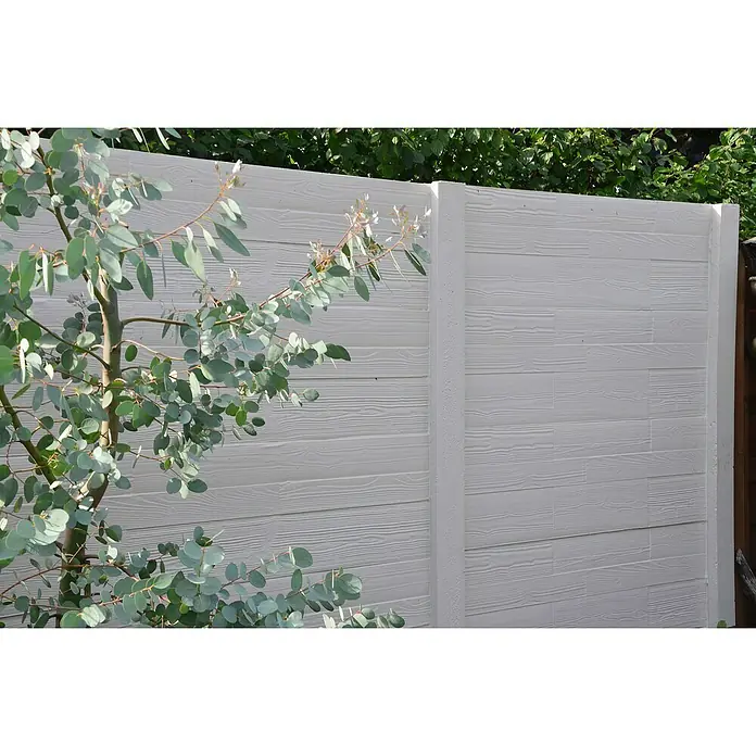 Beckers Betonzaun Zaunelement Standard Timber Motiv - 200 x 38,5 cm, Beton, Betongrau - Weiße Zaunelemente mit Holzstruktur und einem Baum mit runden Blättern im Vordergrund. Die Zaunelemente sind aus robustem Material gefertigt.
