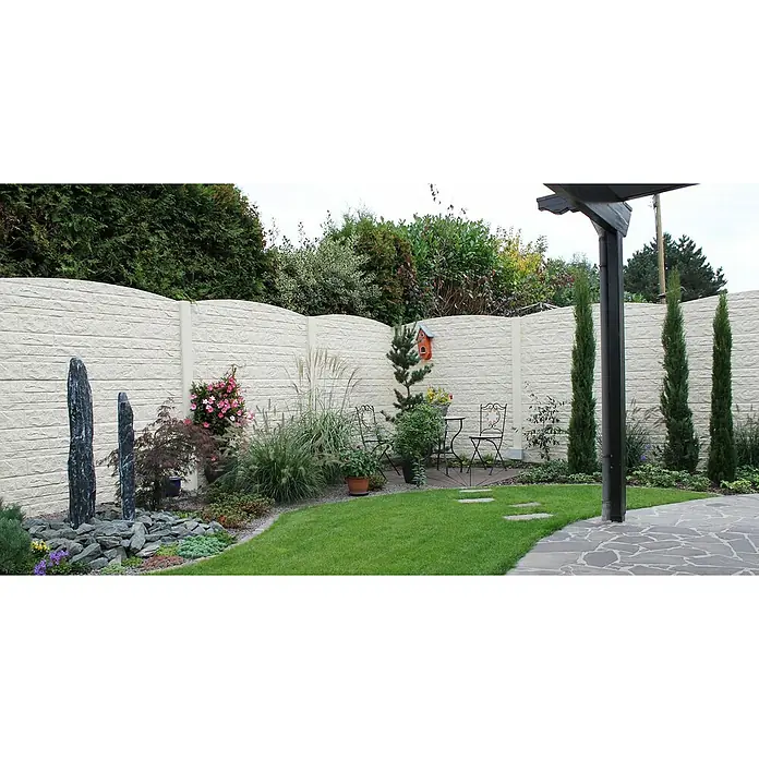 Beckers Betonzaun Abschlussplatte Standard Felsbogen Motiv - 200 x 45 cm, Beton, Betongrau - Ein Garten mit einem stilvollen Sichtschutzzaun, der Privatsphäre und Ästhetik vereint. Der Zaun ist das Hauptelement in diesem harmonischen Außenbereich.