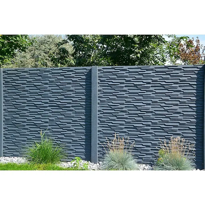 Beckers Betonzaun Zaunelement Standard Murano Motiv - 200 x 38,5 cm, Beton, Betongrau - Nahaufnahme eines grauen Betonzauns mit horizontalem Ziegelmuster, der einen Garten stilvoll abgrenzt und Privatsphäre bietet.