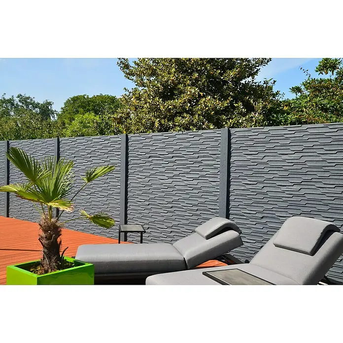 Beckers Betonzaun Zaunelement Standard Murano Motiv - 200 x 38,5 cm, Beton, Betongrau - Bild einer modernen grauen Lärmschutzwand mit horizontalem Design, die Privatsphäre und Ruhe im Garten bietet.