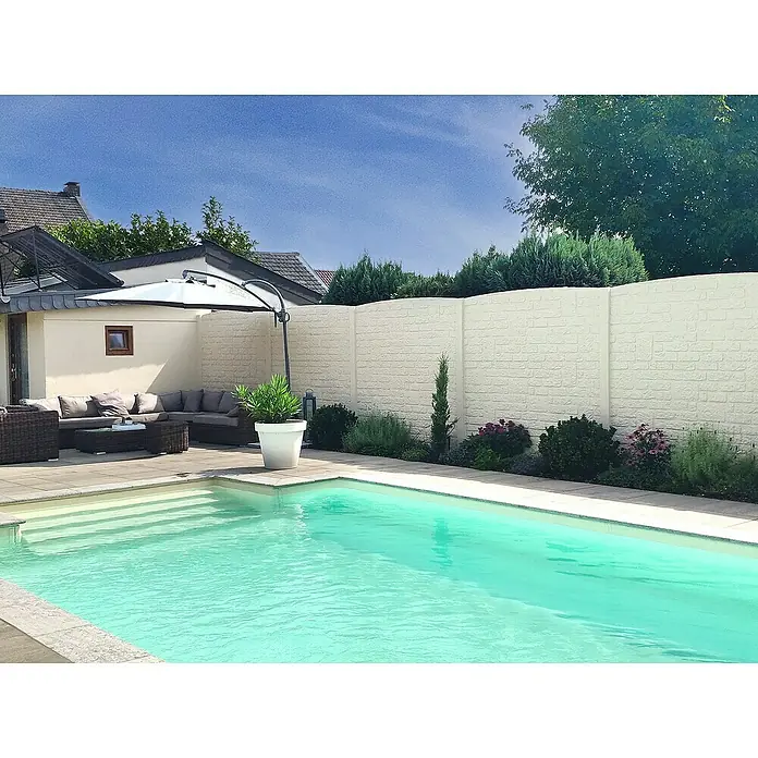 Beckers Betonzaun Abschlussplatte Standard Romaniabogen - 200 x 45 cm, Beton, Betongrau - Stilvoller Außenbereich mit Pool und Gartenmöbeln. Der türkisfarbene Pool lädt zum Entspannen ein.