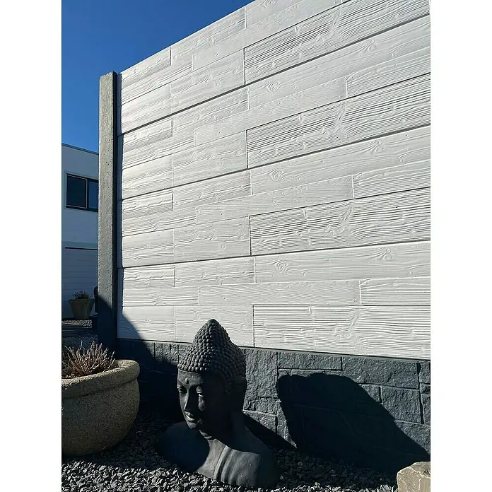 Beckers Betonzaun Zaunelement Standard Timber Motiv - 200 x 38,5 cm, Beton, Betongrau - Gartenzaun in Holzoptik mit Buddha-Statue. Die Paneele des Sichtschutzzauns sind hellgrau und haben eine fühlbare Holzstruktur.