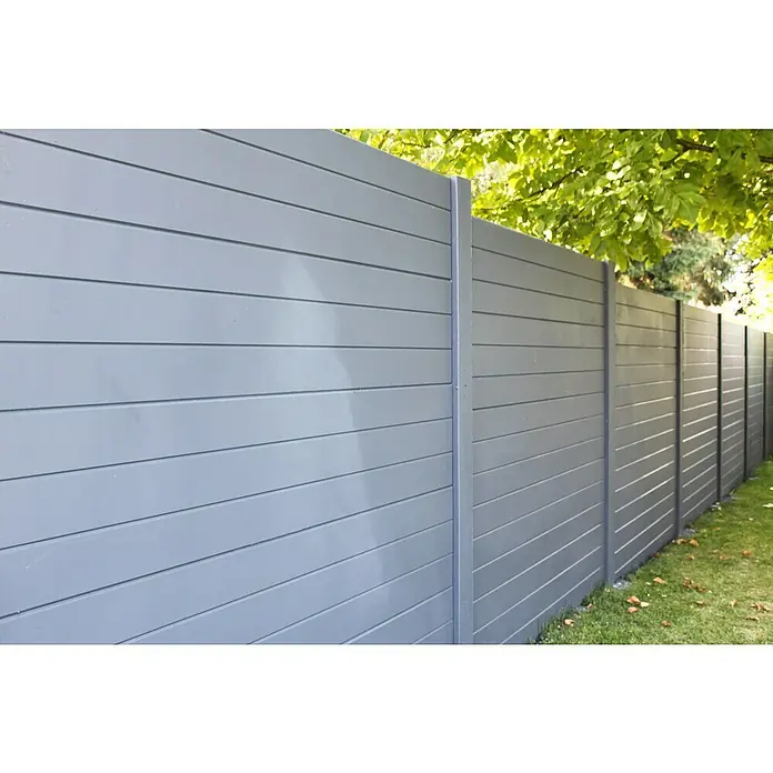 Beckers Betonzaun Zaunelement Prestige Glatt Motiv - 184 x 26 cm, Beton, Betongrau - Nahaufnahme eines stilvollen, grauen Holzzauns, der Privatsphäre und Ästhetik im Garten vereint und einen modernen Look bietet.